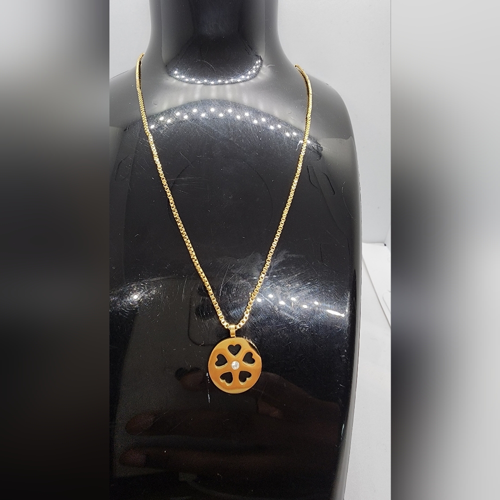 Elegant Gold Pendant Necklace